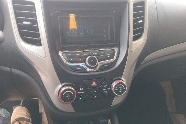 Used CHANGAN CS35 2012 1.6L Manual Luxury Model China IV Standard Audio And AC Panel