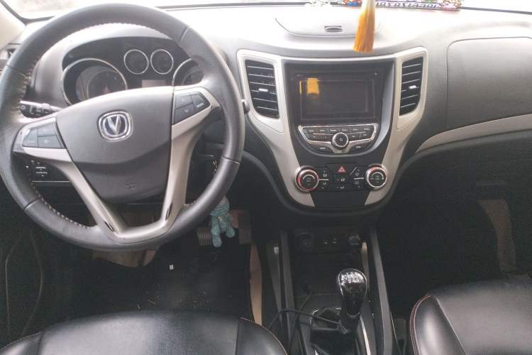 Used CHANGAN CS35 2012 1.6L Manual Luxury Model China IV Standard Center Console