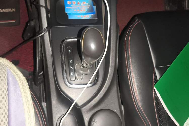 Used CHANGAN CS35 2012 1.6L Automatic Luxury Version China IV Standard Gear Lever