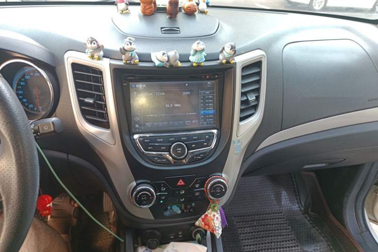 Used CHANGAN CS35 2012 1.6L Automatic Luxury Version China IV Standard Audio And AC Panel