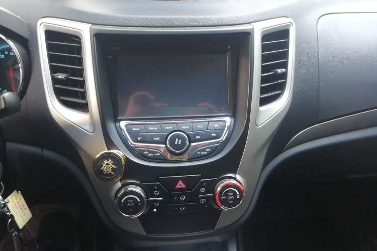 Used CHANGAN CS35 2012 1.6L Automatic Luxury Version China IV Standard Audio And AC Panel