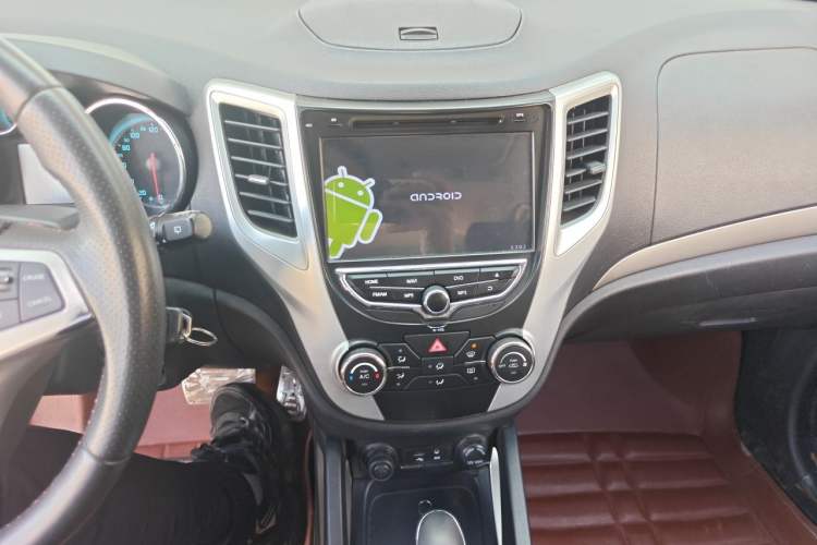 Used CHANGAN CS35 2012 1.6L Automatic Luxury Version China V Standard Audio And AC Panel