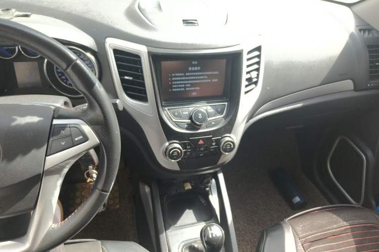Used CHANGAN CS35 2012 1.6L Automatic Luxury Version China V Standard Audio And AC Panel