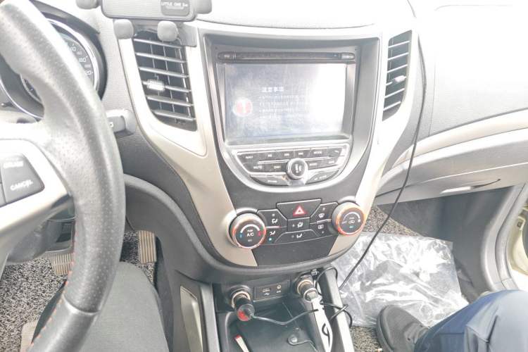 Used CHANGAN CS35 2012 1.6L Automatic Luxury Version China IV Standard Audio And AC Panel