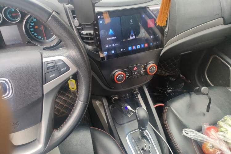Used CHANGAN CS35 2012 1.6L Automatic Luxury Version China IV Standard Audio And AC Panel
