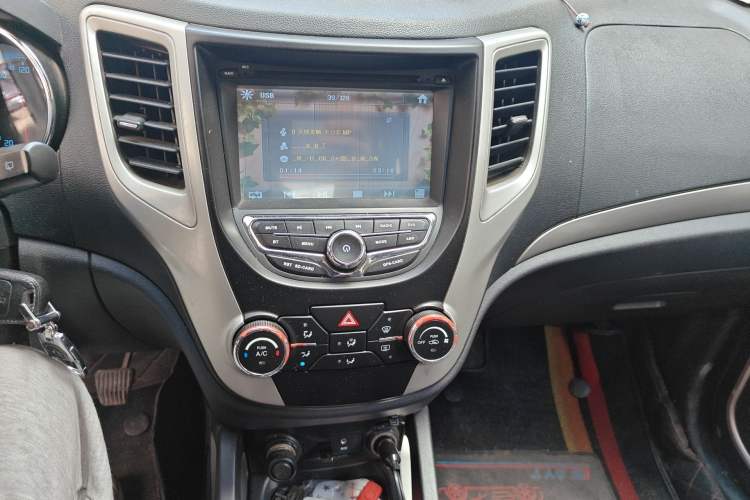 Used CHANGAN CS35 2012 1.6L Manual Luxury Model China IV Standard Audio And AC Panel