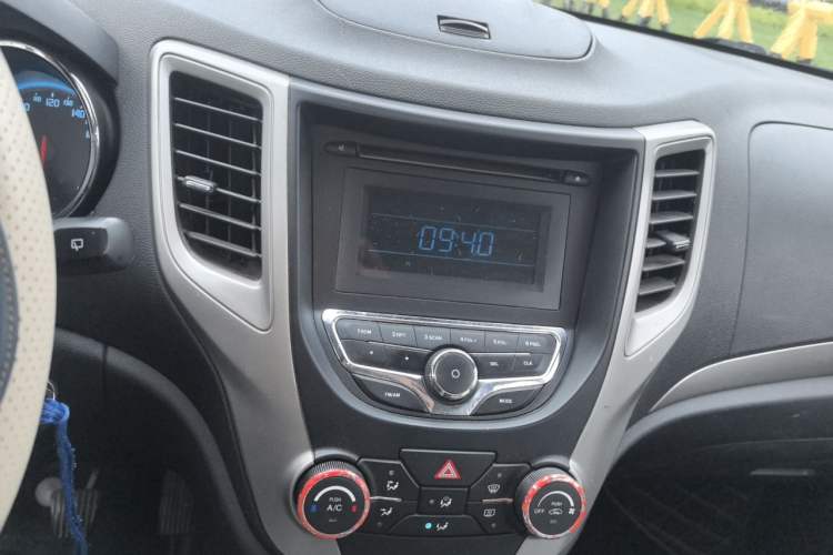 Used CHANGAN CS35 2012 1.6L Manual Luxury Version China V Standard Audio And AC Panel