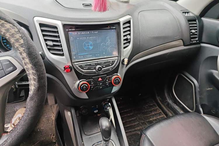 Used CHANGAN CS35 2012 1.6L Automatic Luxury Version China IV Standard Audio And AC Panel