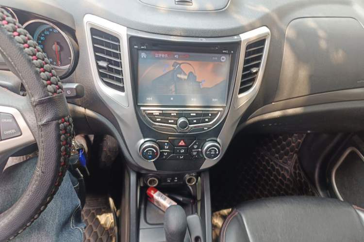 Used CHANGAN CS35 2012 1.6L Automatic Luxury Version China IV Standard Audio And AC Panel