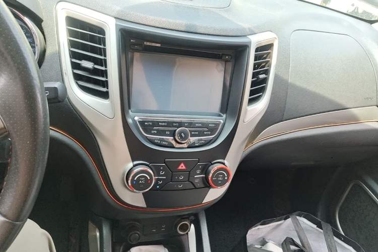 Used CHANGAN CS35 2012 1.6L Manual Comfort Edition China IV Standard Audio And AC Panel