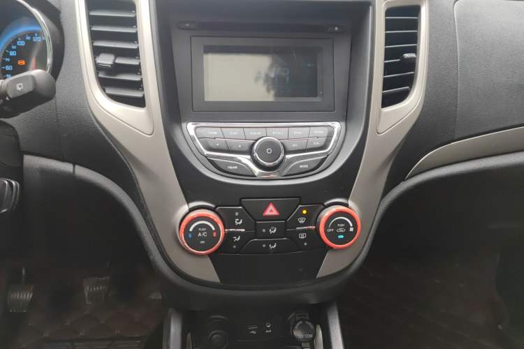 Used CHANGAN CS35 2012 1.6L Manual Luxury Model China IV Standard Audio And AC Panel