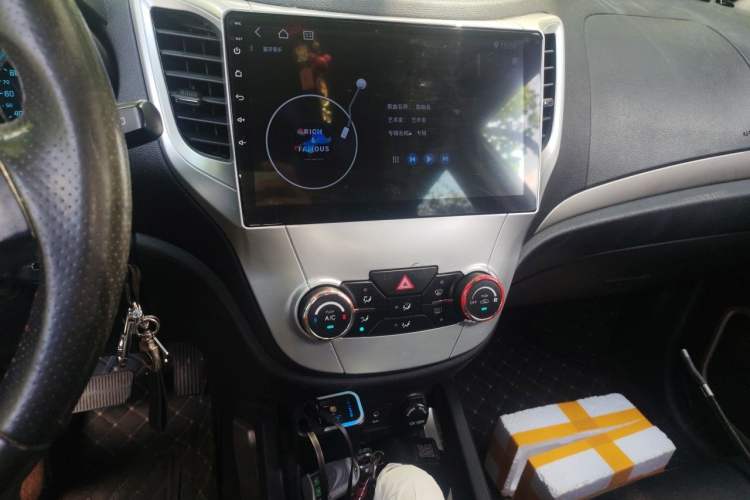 Used CHANGAN CS35 2012 1.6L Automatic Luxury Version China IV Standard Audio And AC Panel