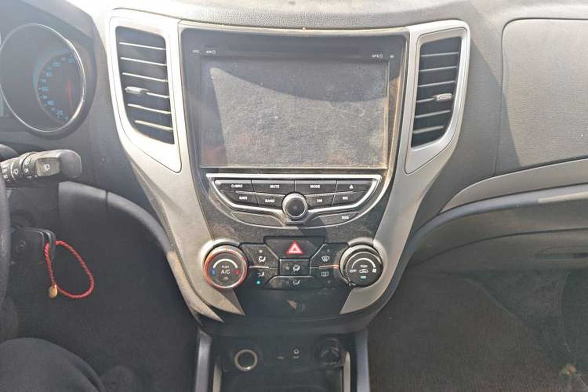 Used CHANGAN CS35 2012 1.6L Manual Luxury Model China IV Standard Audio And AC Panel