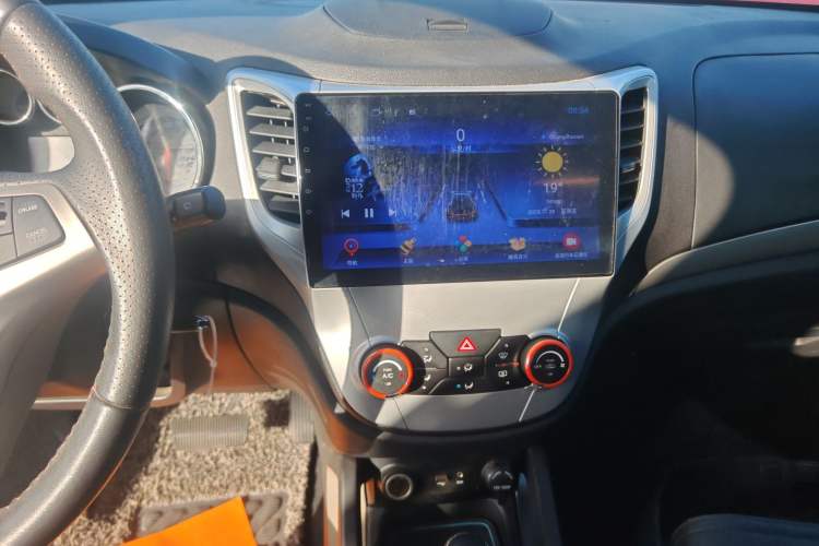 Used CHANGAN CS35 2012 1.6L Automatic Luxury Version China IV Standard Audio And AC Panel