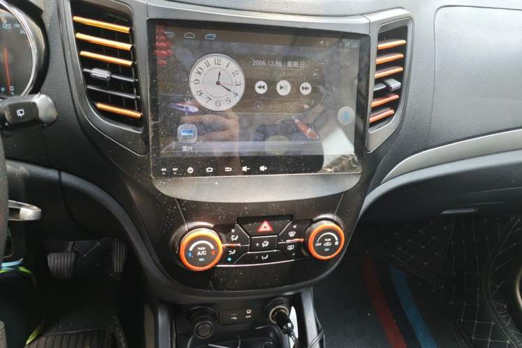 Used CHANGAN CS35 2012 1.6L Manual Luxury Model China IV Standard Audio And AC Panel