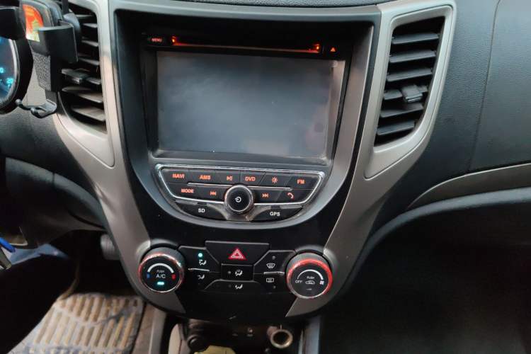 Used CHANGAN CS35 2012 1.6L Manual Luxury Model China IV Standard Audio And AC Panel