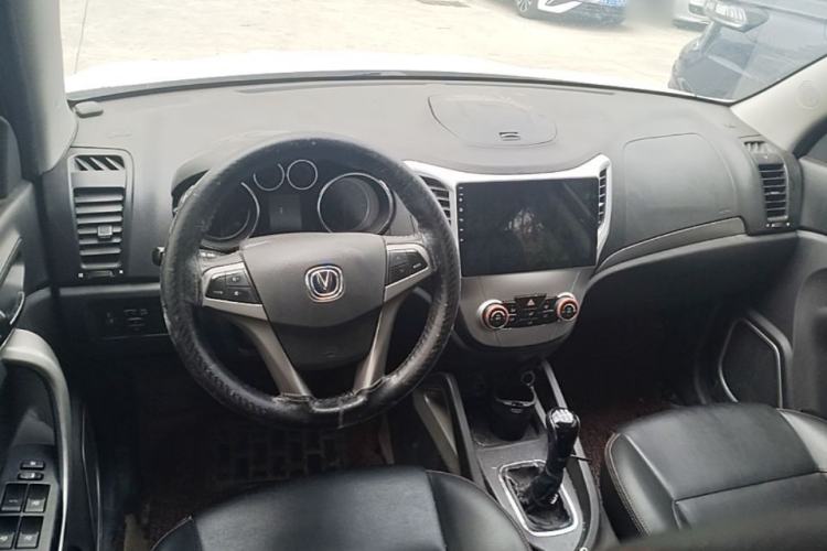 Used CHANGAN CS35 2012 1.6L Manual Luxury Model China IV Standard Center Console