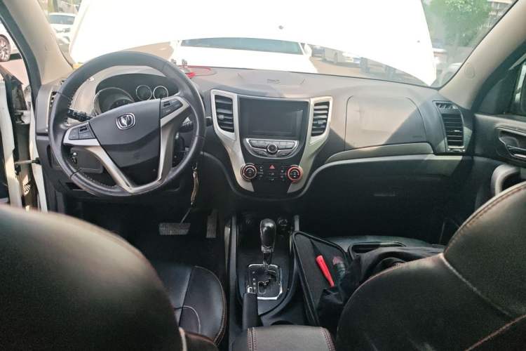 Used CHANGAN CS35 2012 1.6L Automatic Luxury Version China IV Standard Center Console