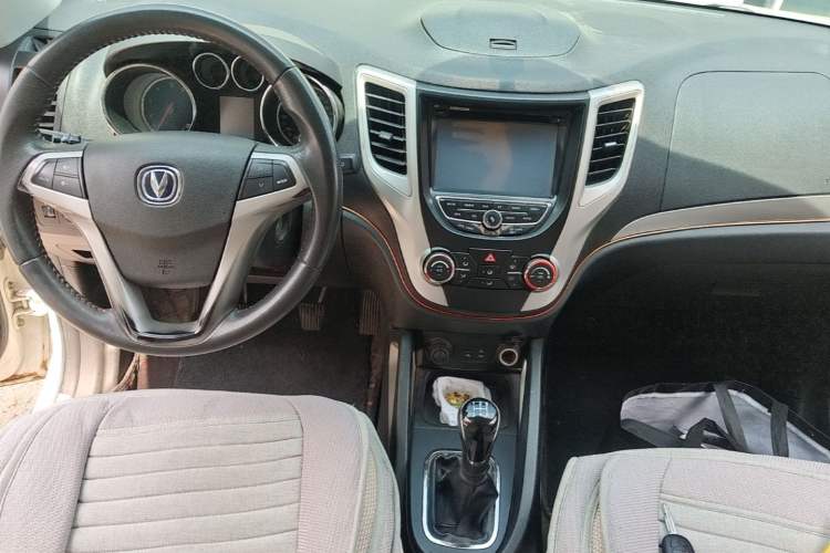 Used CHANGAN CS35 2012 1.6L Manual Comfort Edition China IV Standard Center Console