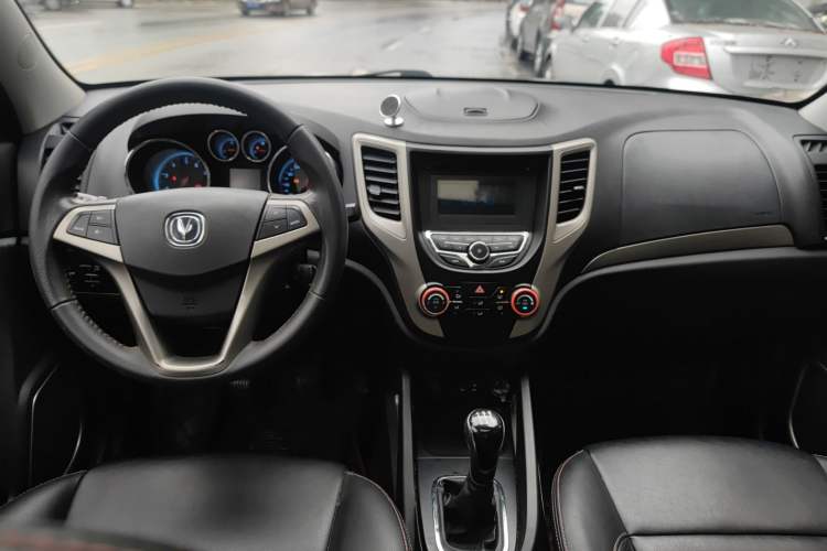 Used CHANGAN CS35 2012 1.6L Manual Luxury Model China IV Standard Center Console
