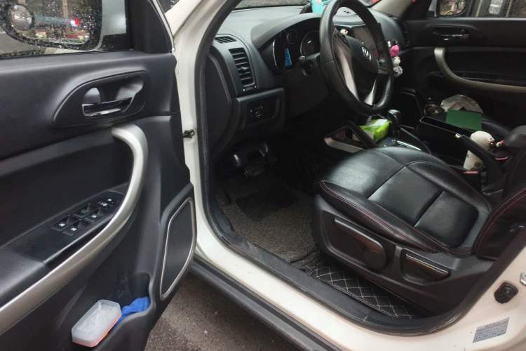 Used CHANGAN CS35 2012 1.6L Automatic Luxury Version China IV Standard Driver Seat