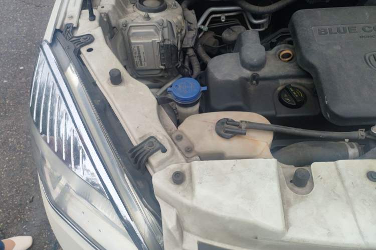 Used CHANGAN CS35 2012 1.6L Automatic Luxury Version China IV Standard Engine Bay Right