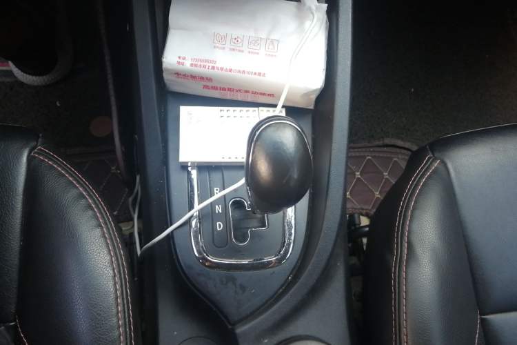 Used CHANGAN CS35 2012 1.6L Automatic Luxury Version China IV Standard Gear Lever