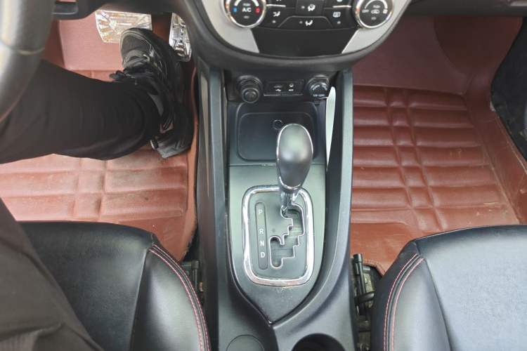 Used CHANGAN CS35 2012 1.6L Automatic Luxury Version China V Standard Gear Lever