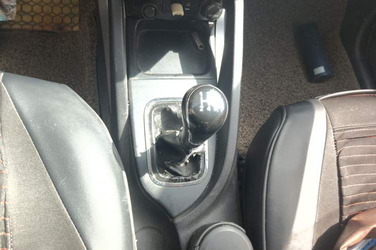 Used CHANGAN CS35 2012 1.6L Automatic Luxury Version China V Standard Gear Lever