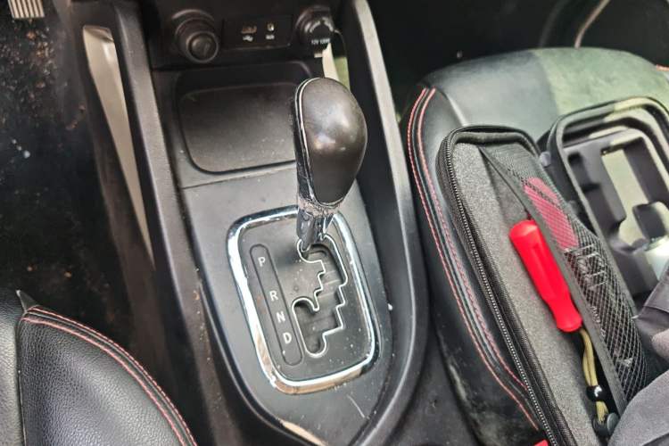 Used CHANGAN CS35 2012 1.6L Automatic Luxury Version China IV Standard Gear Lever