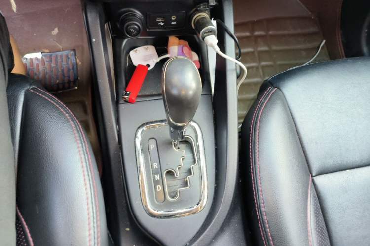 Used CHANGAN CS35 2012 1.6L Automatic Luxury Version China IV Standard Gear Lever