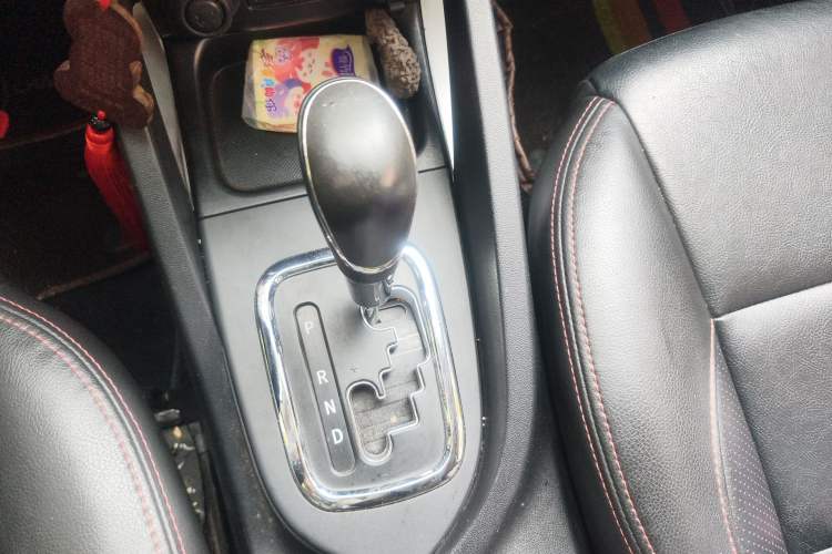 Used CHANGAN CS35 2012 1.6L Automatic Luxury Version China IV Standard Gear Lever