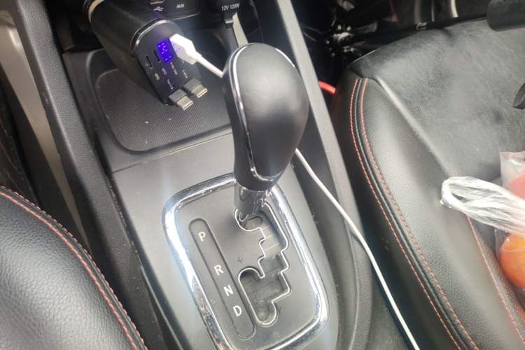 Used CHANGAN CS35 2012 1.6L Automatic Luxury Version China IV Standard Gear Lever
