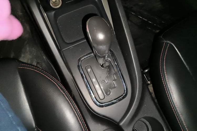 Used CHANGAN CS35 2012 1.6L Automatic Luxury Version China IV Standard Gear Lever