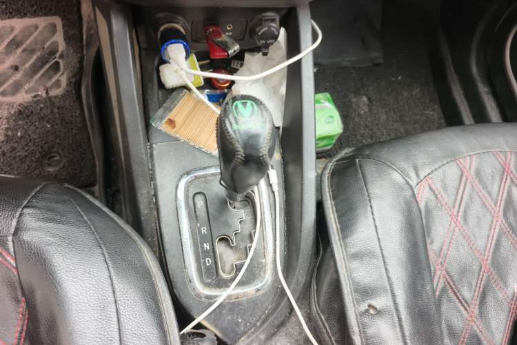 Used CHANGAN CS35 2012 1.6L Automatic Luxury Version China IV Standard Gear Lever