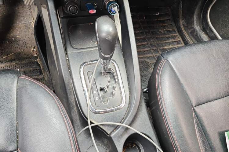 Used CHANGAN CS35 2012 1.6L Automatic Luxury Version China IV Standard Gear Lever