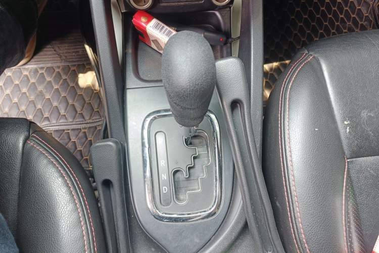 Used CHANGAN CS35 2012 1.6L Automatic Luxury Version China IV Standard Gear Lever
