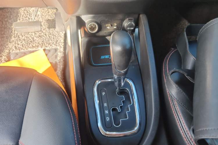 Used CHANGAN CS35 2012 1.6L Automatic Luxury Version China IV Standard Gear Lever