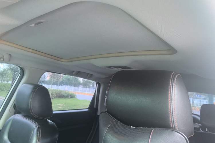 Used CHANGAN CS35 2012 1.6L Automatic Luxury Version China IV Standard Interior 5