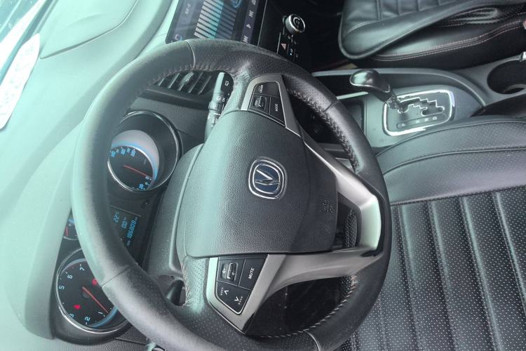 Used CHANGAN CS35 2012 1.6L Automatic Luxury Version China IV Standard Interior 6