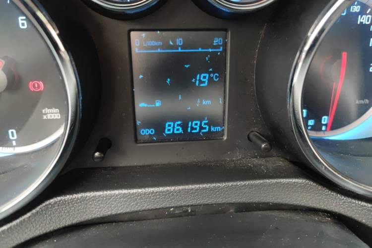 Used CHANGAN CS35 2012 1.6L Manual Luxury Model China IV Standard Odometer Close Up