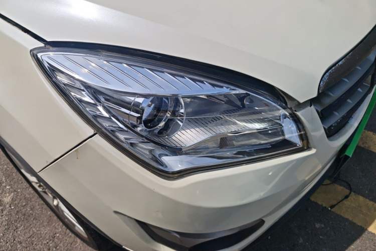 Used CHANGAN CS35 2012 1.6L Automatic Luxury Version China IV Standard Right Front Headlight