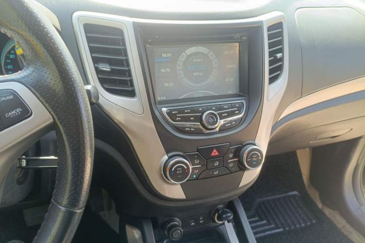 Used CHANGAN CS35 2014 1.6L Automatic Luxury Model China V Standard Audio And AC Panel