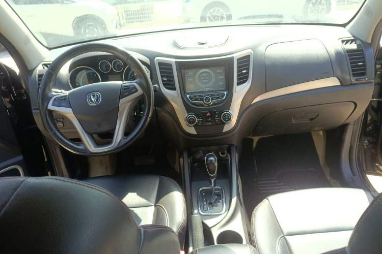 Used CHANGAN CS35 2014 1.6L Automatic Luxury Model China V Standard Center Console
