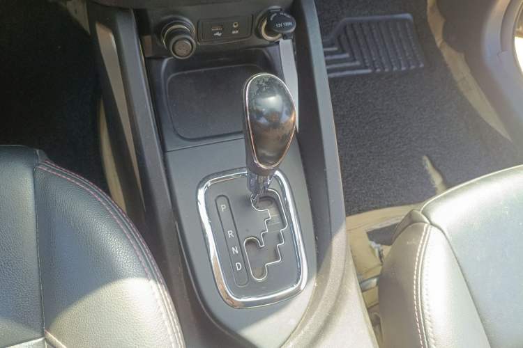 Used CHANGAN CS35 2014 1.6L Automatic Luxury Model China V Standard Gear Lever