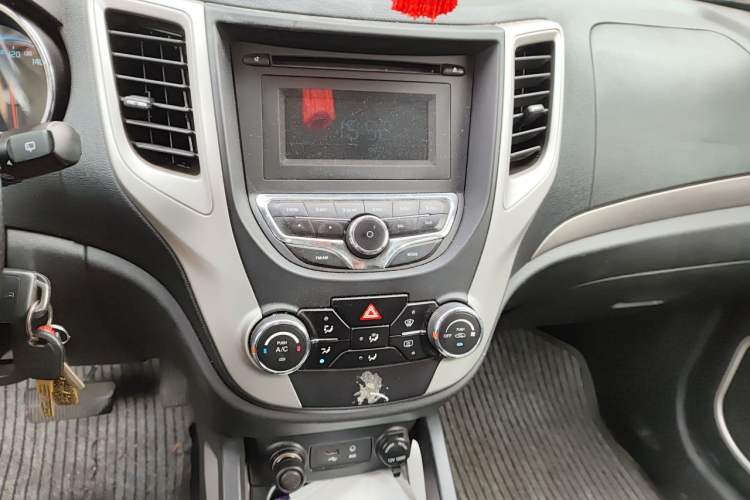 Used CHANGAN CS35 2014 1.6L Automatic Luxury Model China IV Standard Audio And AC Panel