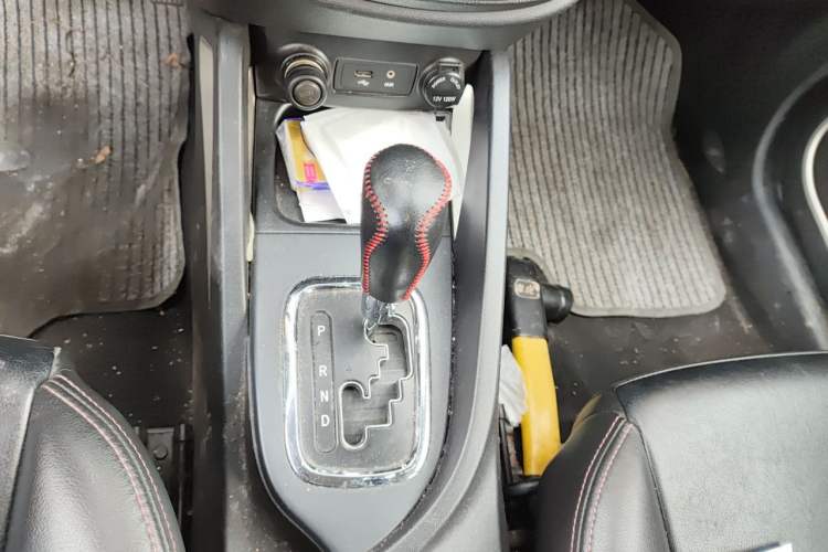 Used CHANGAN CS35 2014 1.6L Automatic Luxury Model China IV Standard Gear Lever
