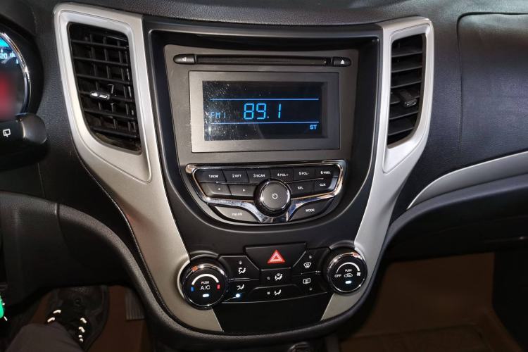 Used CHANGAN CS35 2014 1.6L Manual Luxury Model China IV Standard Audio And AC Panel