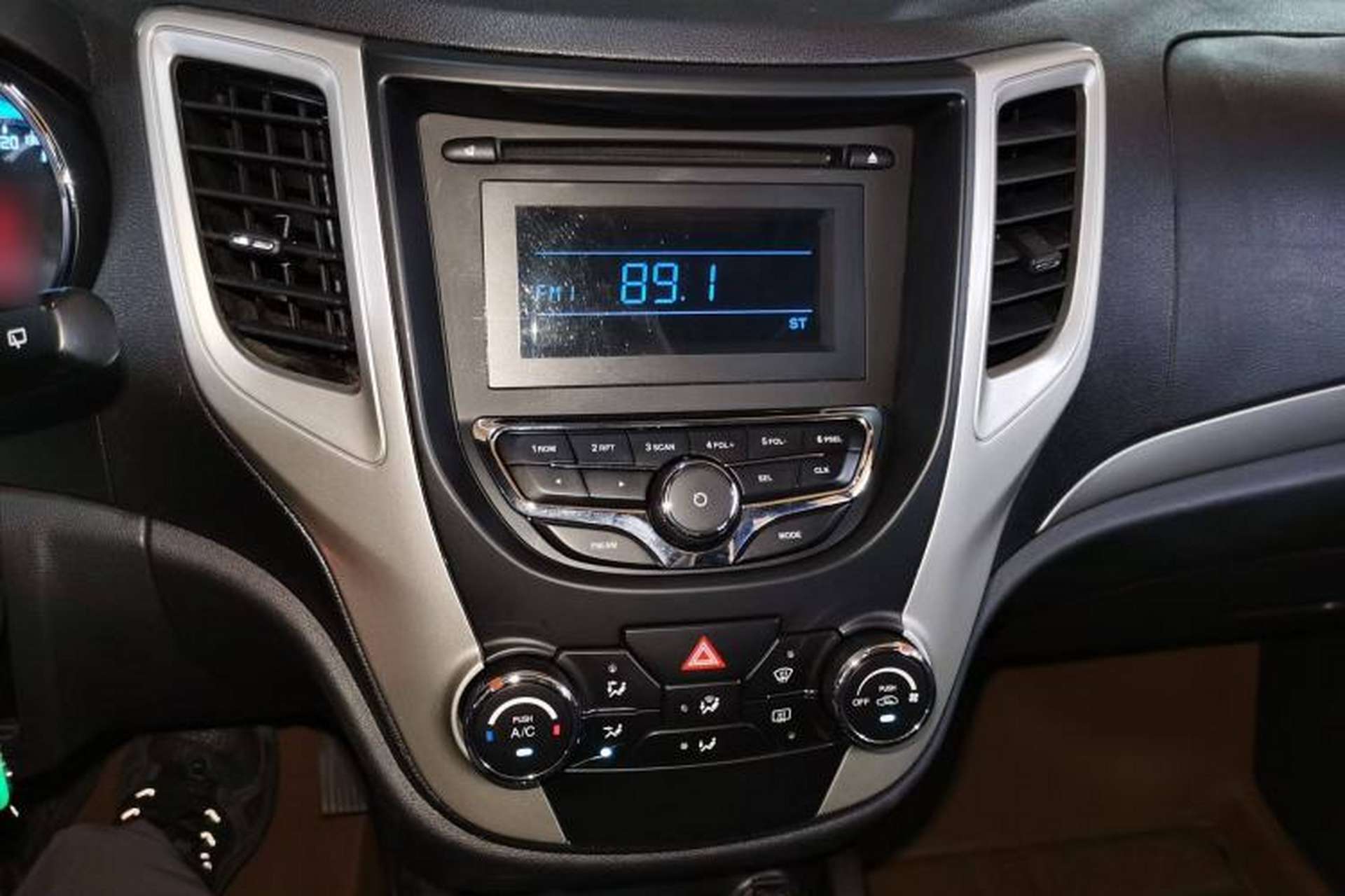 Used CHANGAN CS35 2014 1.6L Manual Luxury Model China IV Standard Audio And AC Panel