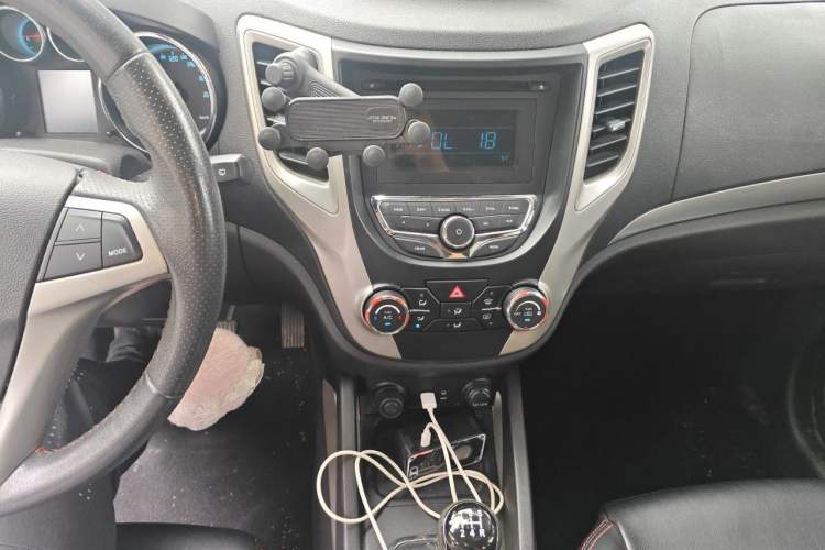 Used CHANGAN CS35 2014 1.6L Manual Luxury Model China IV Standard Audio And AC Panel